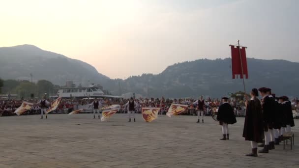 Palio del Baradello re-enacts Barbarossa's visit to his allies in Como after defeating Milan — Stock Video