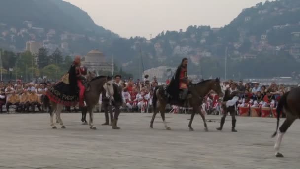 Palio del Baradello re-enacts Barbarossa's visit to his allies in Como after defeating Milan — Stock Video