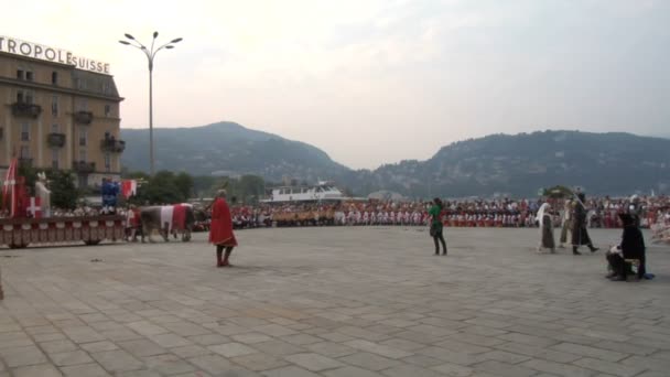 Palio del baradello stellt den Besuch Barbarossas bei seinen Verbündeten in Como nach dem Sieg über Mailand nach — Stockvideo