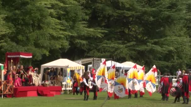 Palio del Baradello re-enacts Barbarossa's visit to his allies in Como after defeating Milan in the 1159 battle — Stock Video
