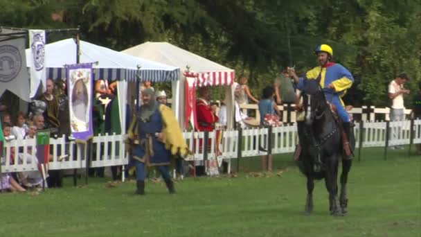 Palio del baradello zakelijk opnieuw barbarossa van bezoek aan zijn bondgenoten in como na het verslaan van Milaan in de slag bij 1159 — Stockvideo