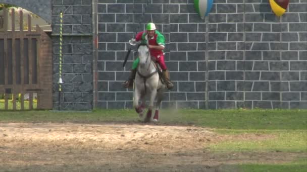 Palio del baradello återantas barbarossa's besök i hans allierade i como efter att ha besegrat Milano i 1159 striden — Stockvideo