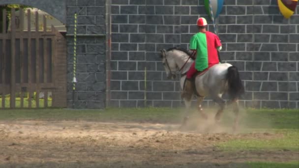 パリオ ・ デル ・ デッロ 1159年戦いでミラノを破り後コモの彼の同盟国へのバルバロッサの訪問を再制定します。 — ストック動画