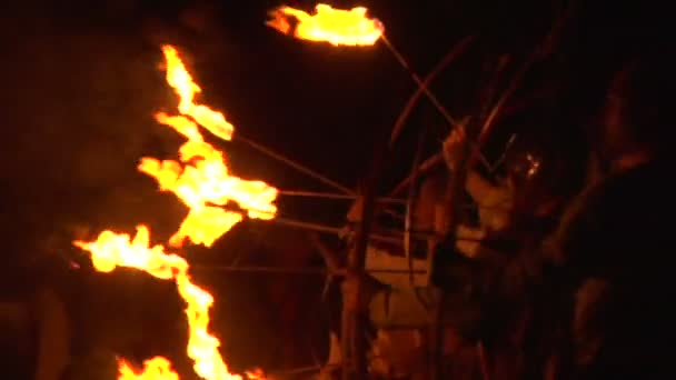 Re-enactment van de slag van legnano tussen de krachten van het Heilige Roomse Rijk en de Lombardische Liga, vuurshow — Stockvideo