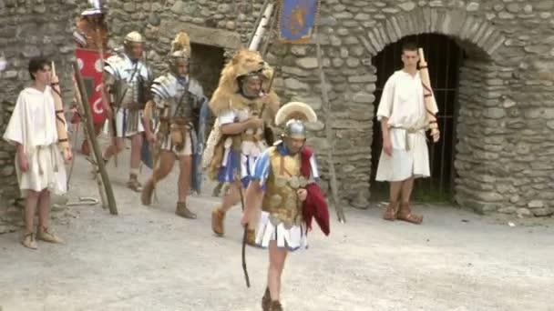 Römischer und gallischer Soldat während einer Nachstellung des Krieges zwischen Römern und Römern — Stockvideo
