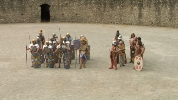 Romeinse en Gallo soldaat tijdens een re-enactment van oorlog tussen de Romeinen en cottians — Stockvideo