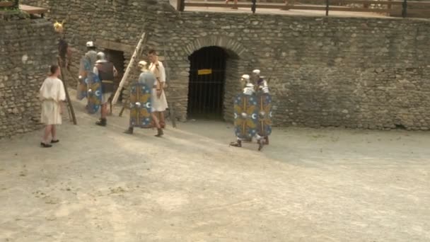 Romeinse en Gallo soldaat tijdens een re-enactment van oorlog tussen de Romeinen en cottians — Stockvideo