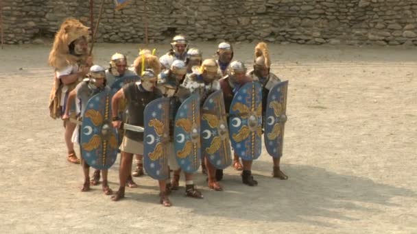 Romeinse en Gallo soldaat tijdens een re-enactment van oorlog tussen de Romeinen en cottians — Stockvideo