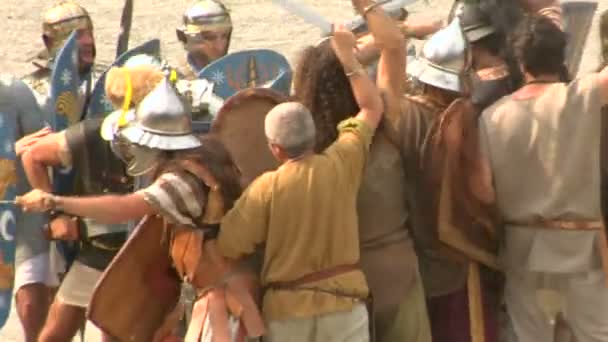 Римский и галльский солдат во время реконструкции войны между римлянами и коттами — стоковое видео