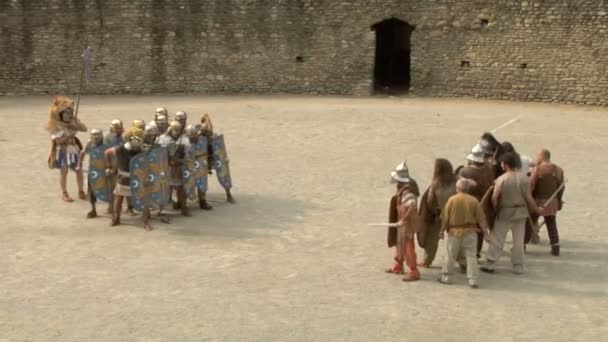 Soldado romano e gálico durante uma reconstituição da guerra entre romanos e cotianos — Vídeo de Stock