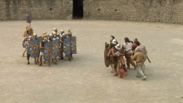 Römischer und gallischer Soldat während einer Nachstellung des Krieges zwischen Römern und Römern — Stockvideo