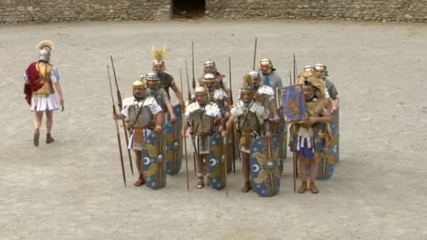 Romeinse en Gallo soldaat tijdens een re-enactment van oorlog tussen de Romeinen en cottians — Stockvideo