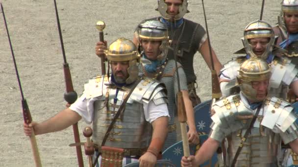 Bir reenactment Romalılar ve cottians arasındaki savaş sırasında Roma ve Galya asker — Stok video