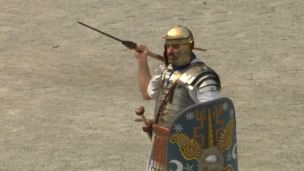 Soldado romano y galo durante una recreación de la guerra entre romanos y Cottianos — Vídeo de stock