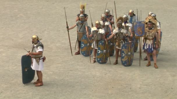 Римский и галльский солдат во время реконструкции войны между римлянами и коттами — стоковое видео