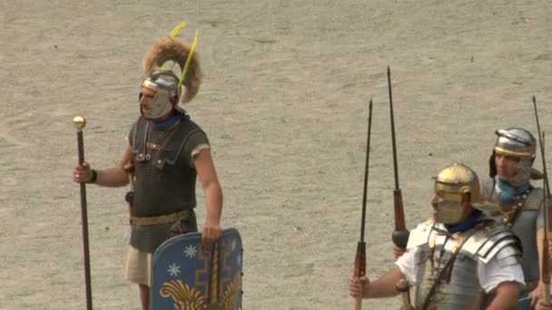 Soldado romano y galo durante una recreación de la guerra entre romanos y Cottianos — Vídeo de stock