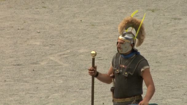 Bir reenactment Romalılar ve cottians arasındaki savaş sırasında Roma ve Galya asker — Stok video