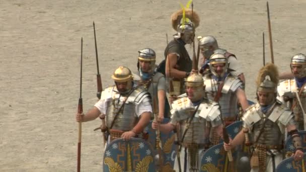 罗马和高卢战士期间的罗马人和 cottians 之间的战争重演 — 图库视频影像