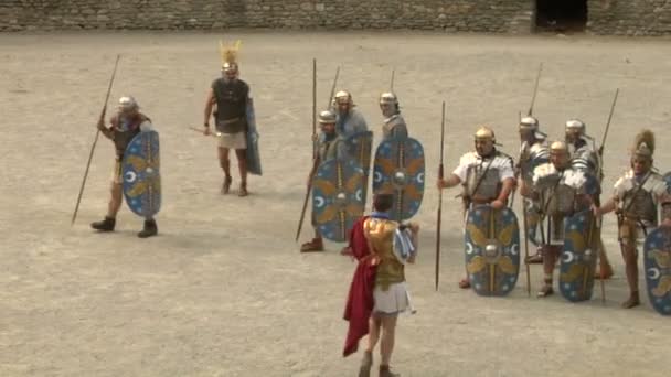 Römischer und gallischer Soldat während einer Nachstellung des Krieges zwischen Römern und Römern — Stockvideo