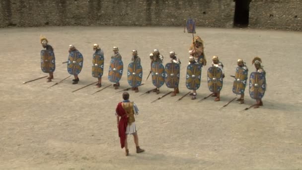 Żołnierz rzymski i galusowy podczas rekonstrukcji wojny między Rzymian i cottians — Wideo stockowe