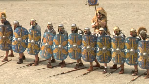 Roman and gallic soldier during a reenactment of war between Romans and Cottians — Stock Video