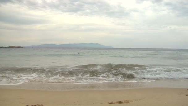 Deniz dalga köpüğü ile bir plajda slam — Stok video