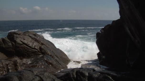 Close up and slow motion of wave with plenty of foam — Stock Video