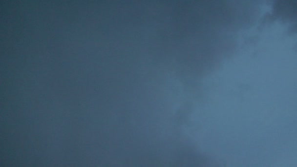 Blikseminslag in storm wolken — Stockvideo