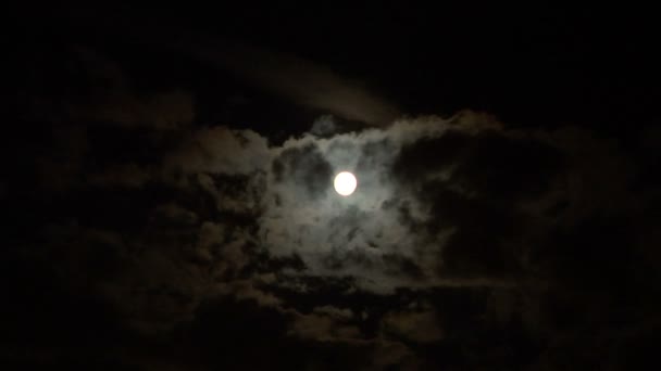 Full glowing moon on cloudy night sky time lapse — Stock Video