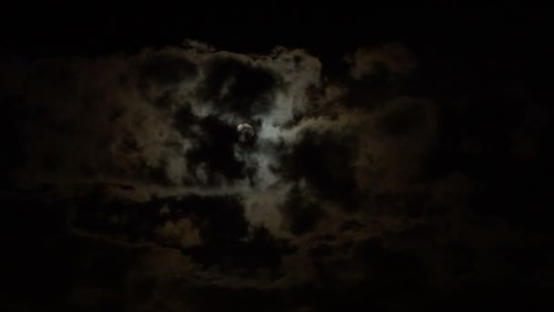 Pleine lune brillante sur ciel nuageux nuit laps de temps 