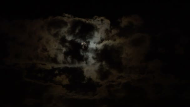 Full glowing moon on cloudy night sky time lapse — Stock Video