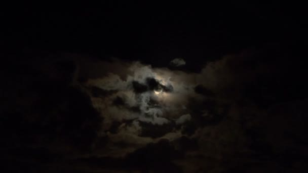 Pleine lune brillante sur ciel nuageux nuit laps de temps 
