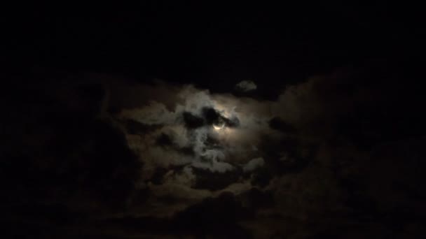 Full glowing moon on cloudy night sky time lapse — Stock Video