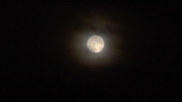 Luna llena brillante en el cielo nocturno brumoso lapso de tiempo — Vídeos de Stock