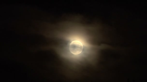 雾夜天空时间间隔上发光满月 — 图库视频影像