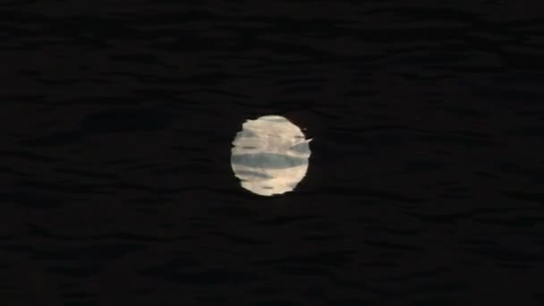 Voller glühender Mond am nebligen Nachthimmel im Zeitraffer — Stockvideo