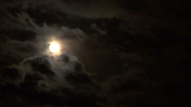Pleine lune brillante sur ciel nuageux nuit laps de temps 