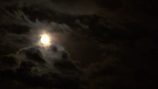 Full glowing moon on cloudy night sky time lapse — Stock Video