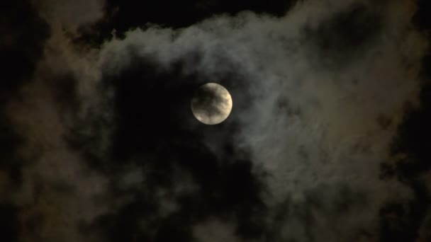 Luna piena incandescente sul cielo notturno nuvoloso lasso di tempo — Video Stock