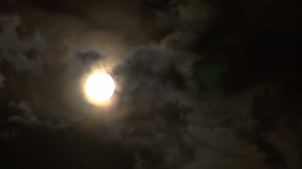 Luna piena incandescente sulla nebbia notte cielo lasso di tempo — Video Stock