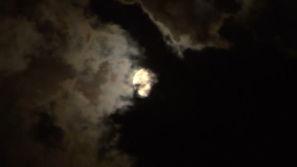 Full glowing moon on cloudy night sky time lapse — Stock Video