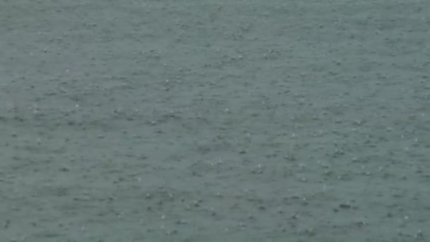Pluie sur la surface de l'eau 