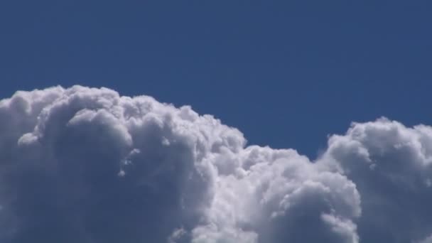 Cumulous clouds time-lapse in blue sky — Stock Video
