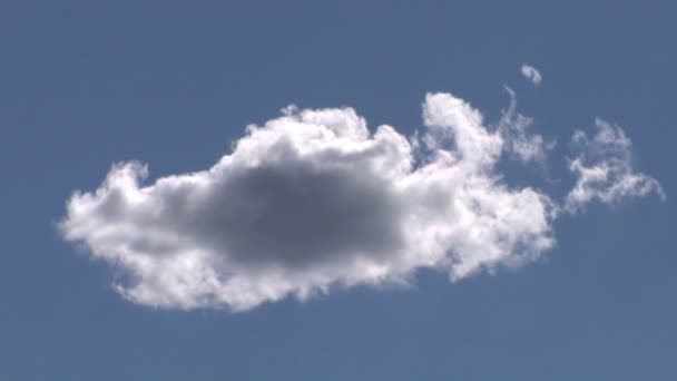 Wolken im Zeitraffer am blauen Himmel — Stockvideo