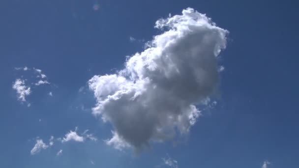 Chmury upływ czasu w błękitne niebo — Wideo stockowe