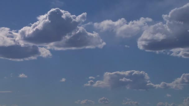 Wolken im Zeitraffer am blauen Himmel — Stockvideo