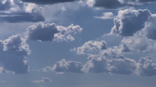Nuvens time-lapse no céu azul — Vídeo de Stock