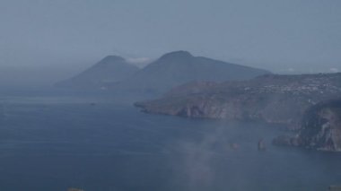 Görünüm stromboli yanardağ denize, İtalya
