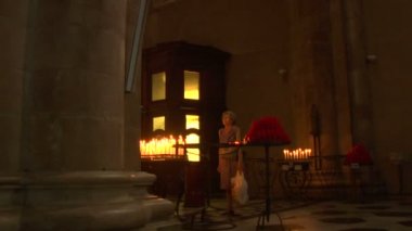 Kilisede bir kadın.