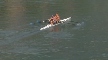 Erkekler bir Nehirde kano kürek çekmeye